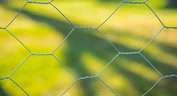 Imagem mostrando uma casa nas cores branca e marrom segura e protegida, pois esta utilizando as telas para casa vendidas pela Casa das Cercas
