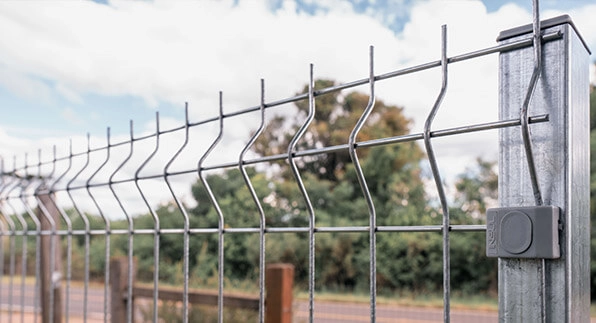 Imagem mostrando a aplicação da tela residência em um quintal de uma casa com tijolos marrons e com janelas de vidros compridas