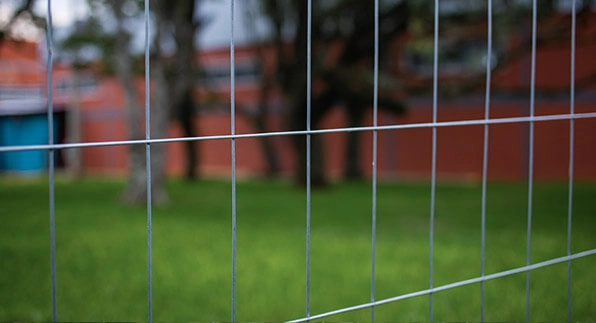 Imagem mostrando a aplicação das telas para horta e jardim em uma fazenda