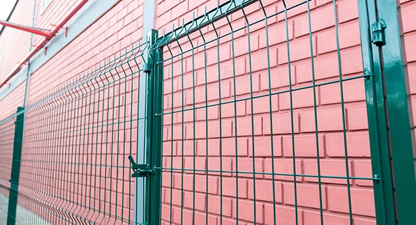 Imagem mostrando a aplicação da tela residência em um quintal de uma casa com tijolos marrons e com janelas de vidros compridas