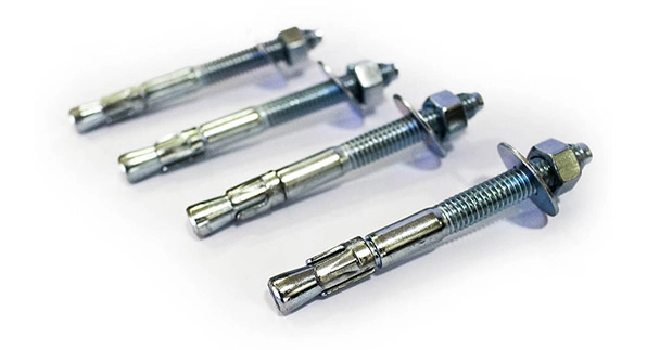 Imagem mostrando uma casa nas cores branca e marrom segura e protegida, pois esta utilizando as telas para casa vendidas pela Casa das Cercas