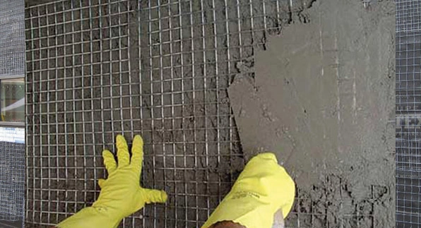 Imagem mostrando uma casa nas cores branca e marrom segura e protegida, pois esta utilizando as telas para casa vendidas pela Casa das Cercas