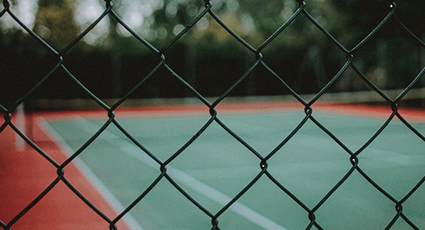 Imagem mostrando uma casa nas cores branca e marrom segura e protegida, pois esta utilizando as telas para casa vendidas pela Casa das Cercas
