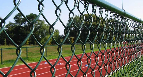 Imagem mostrando uma casa nas cores branca e marrom segura e protegida, pois esta utilizando as telas para casa vendidas pela Casa das Cercas