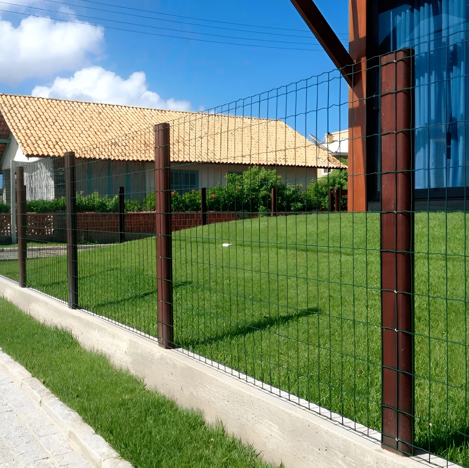Imagem mostrando a aplicação da tela residência em um quintal de uma casa com tijolos marrons e com janelas de vidros compridas