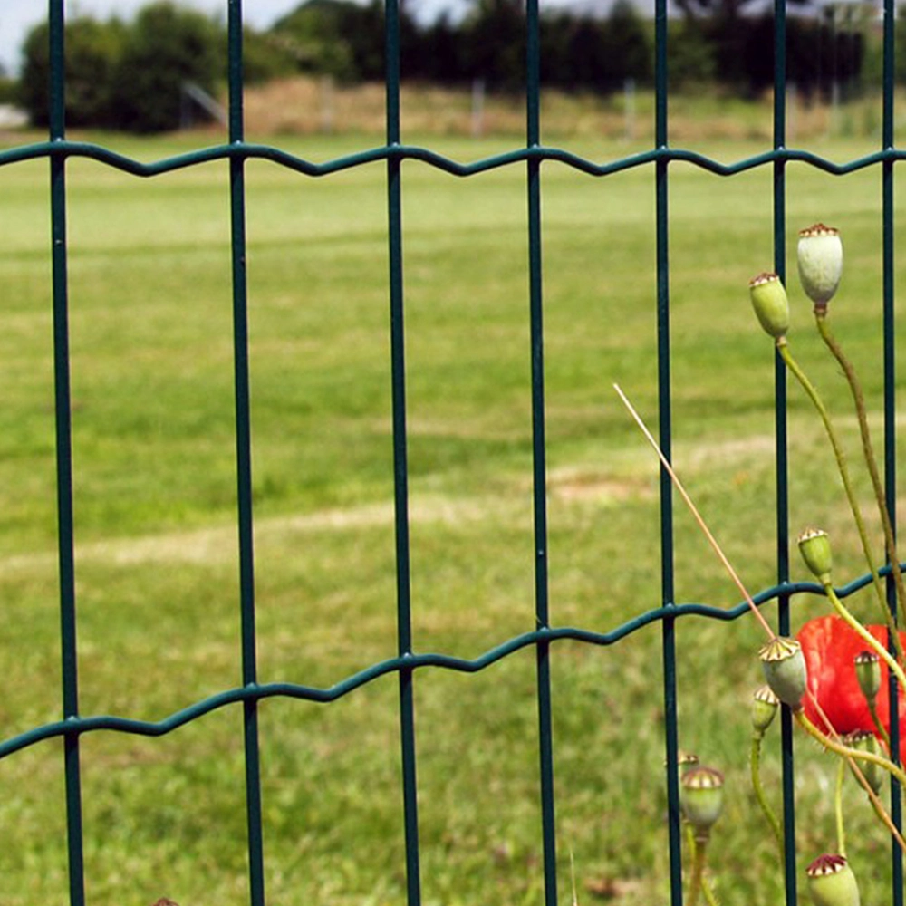 Imagem mostrando uma casa nas cores branca e marrom segura e protegida, pois esta utilizando as telas para casa vendidas pela Casa das Cercas
