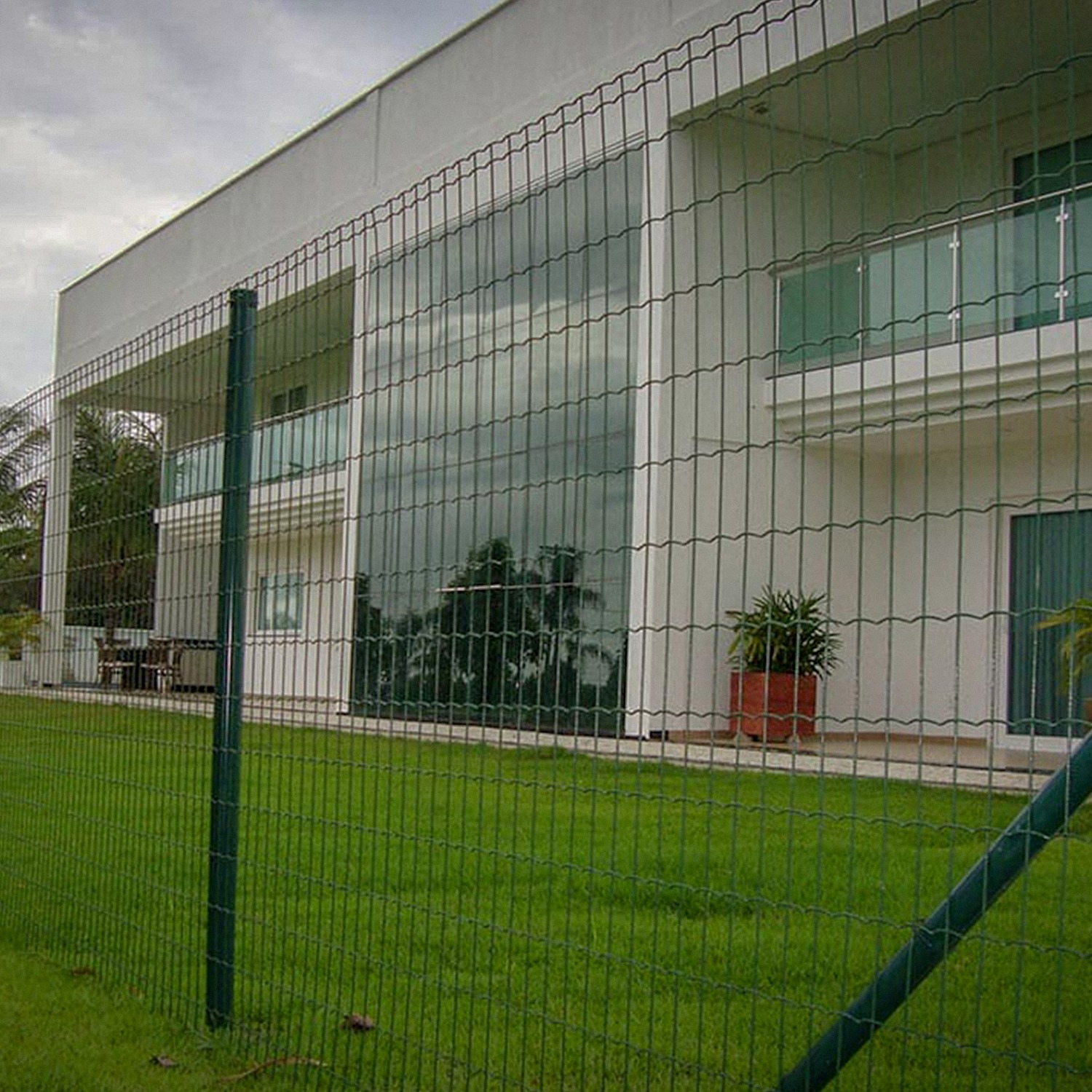 Imagem mostrando a aplicação das telas para horta e jardim em uma fazenda