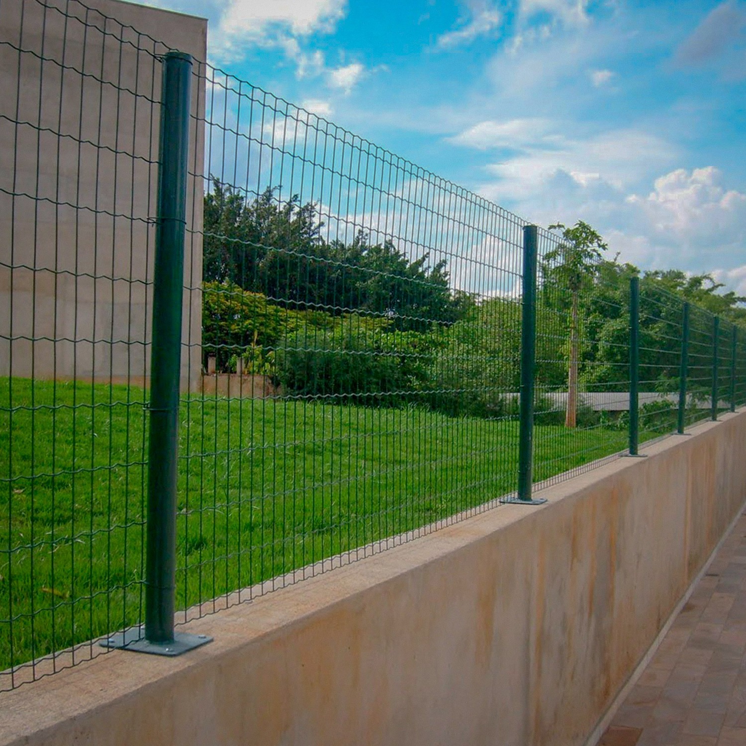 Imagem mostrando uma casa nas cores branca e marrom segura e protegida, pois esta utilizando as telas para casa vendidas pela Casa das Cercas
