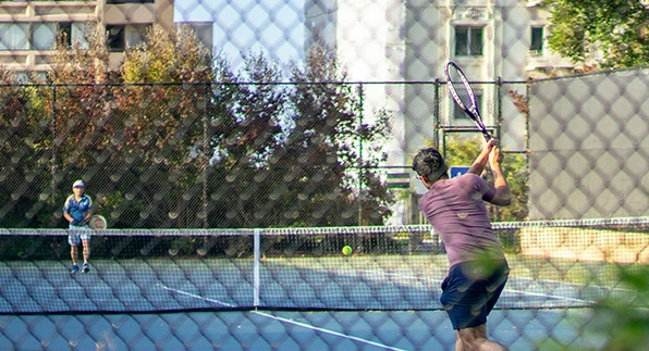 Imagem mostrando a aplicação das telas hexagonais para cercamentos de quadras de tênis