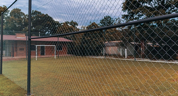 Imagem mostrando a aplicação da tela alambrado para o cercamento de uma quadra de futebol