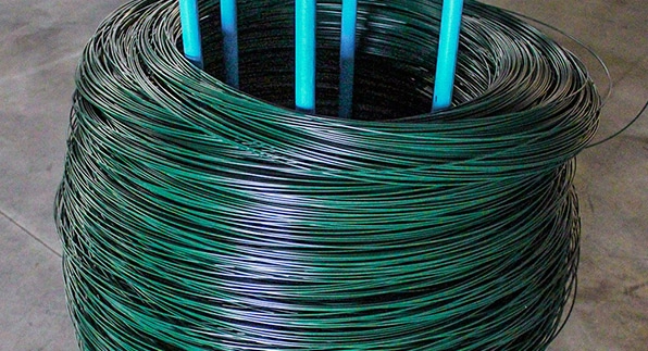 Imagem mostrando a aplicação da tela residência em um quintal de uma casa com tijolos marrons e com janelas de vidros compridas