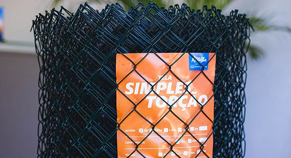 Imagem mostrando uma casa nas cores branca e marrom segura e protegida, pois esta utilizando as telas para casa vendidas pela Casa das Cercas