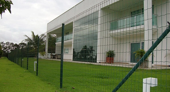 Imagem mostrando uma casa nas cores branca e marrom segura e protegida, pois esta utilizando as telas para casa vendidas pela Casa das Cercas