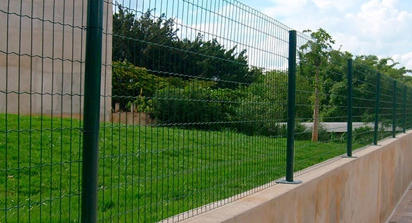 Imagem mostrando a aplicação da tela residência em um quintal de uma casa com tijolos marrons e com janelas de vidros compridas